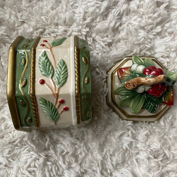 Fitz and Floyd Classics 2004 Winter Wonderland Ceramic Lidded Box - Picture 5 of 10